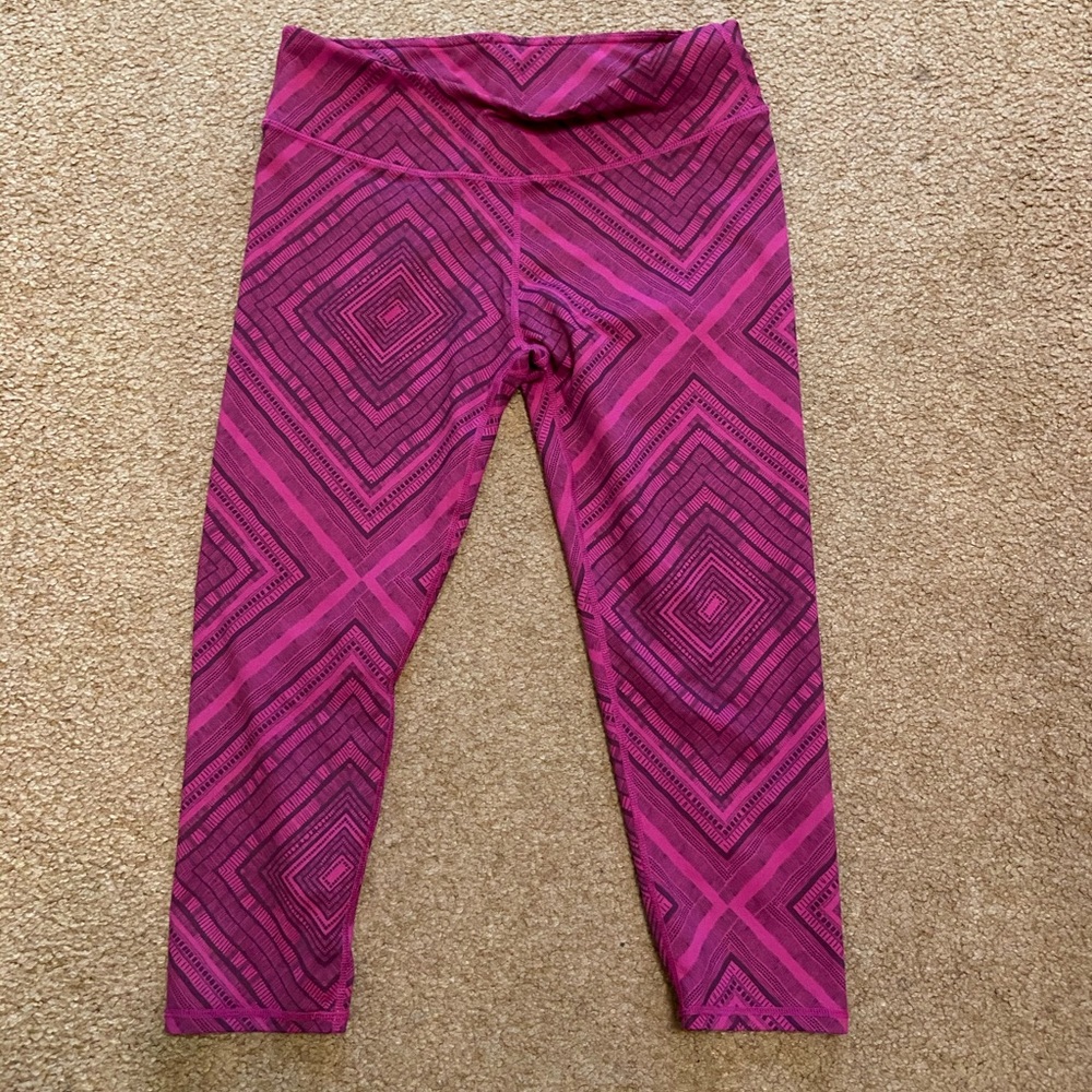 Magenta fabletics Capri leggings
